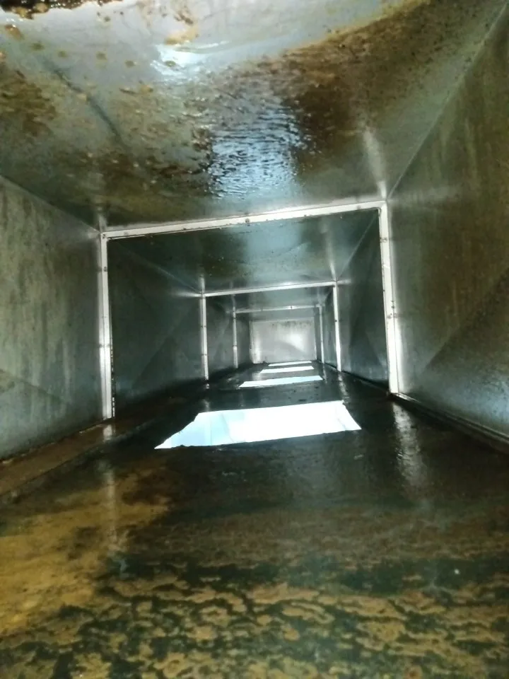 安阳附近商用油烟机清洗公司 - 清洗前 - 郑州天得一国家一级资质团队作业实拍